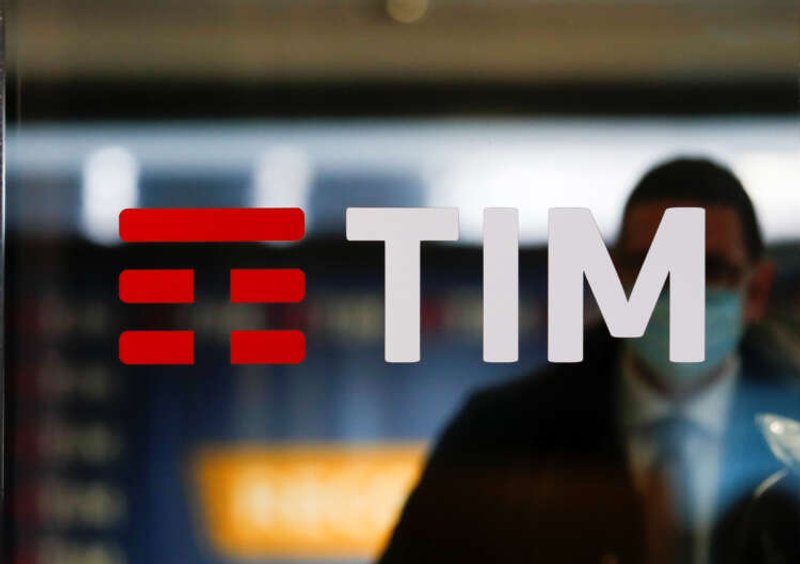 Image for Macquarie raising hurdles to CDP joining KKR bid for Telecom Italia grid, sources say