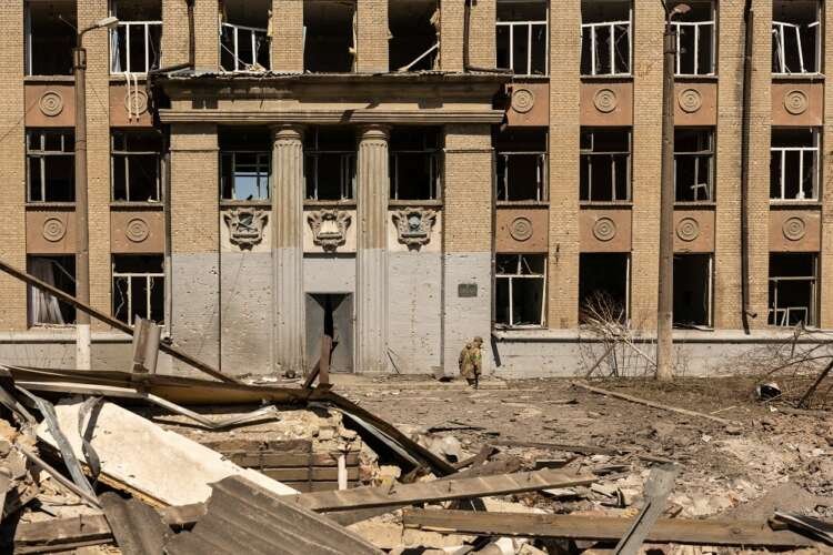 Ukrainian soldier near bombed school in Kostyantynivka during conflict - Global Banking & Finance Review