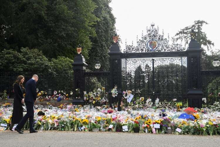 Mourners queue for miles to pay respects to Queen Elizabeth's coffin - Global Banking & Finance Review