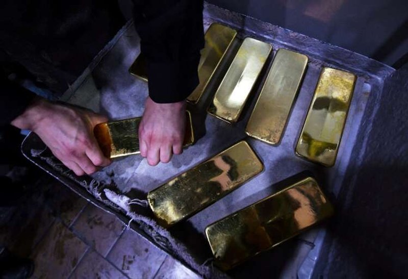 Image for Russia shock hurls gold toward record highs