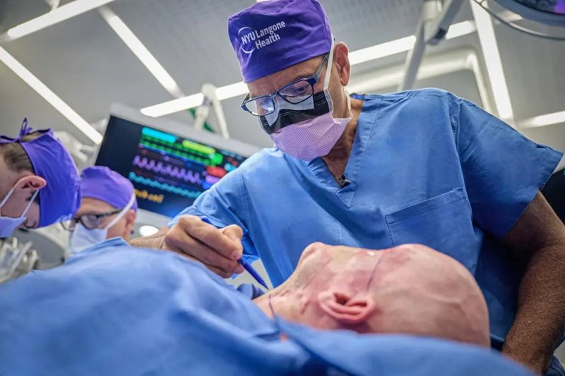 Image for Surgeons in New York announce world’s first eye transplant