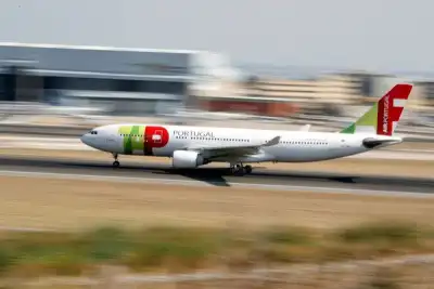 Image for Portugal's government seeks political deal to sell minority stake in flag carrier TAP