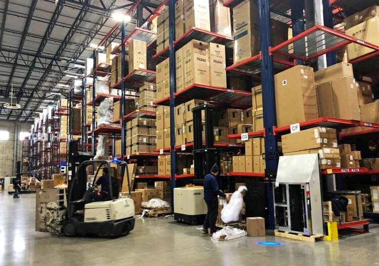 Warehouse workers handle inventory amidst U.S. economic uncertainty - Global Banking & Finance Review