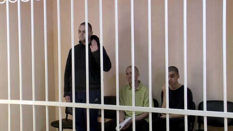 Courtroom image of Aiden Aslin and Shaun Pinner, British citizens sentenced to death in Ukraine - Global Banking & Finance Review