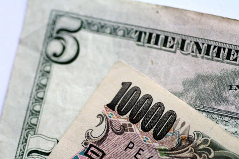 Image for Yen sinks as rates outlook diverges; NZ dollar tumbles