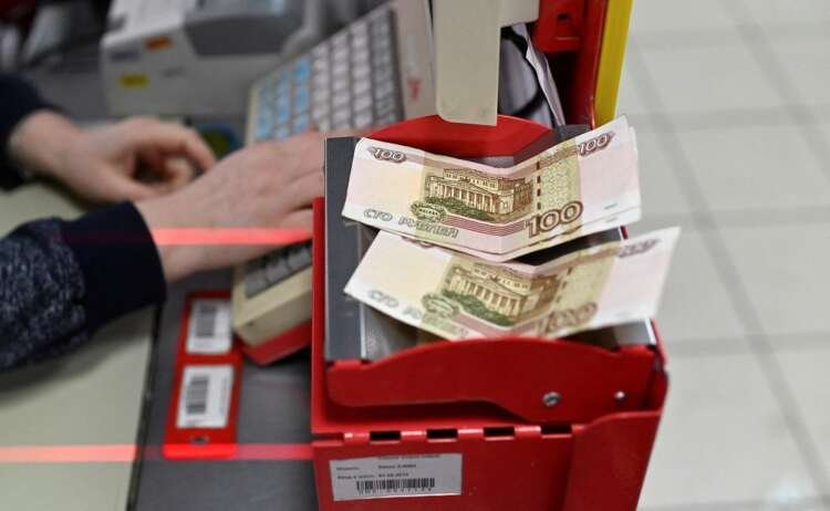 Russian banknotes on a cashier's desk, symbolizing inflation concerns amid Russia's economic challenges - Global Banking & Finance Review