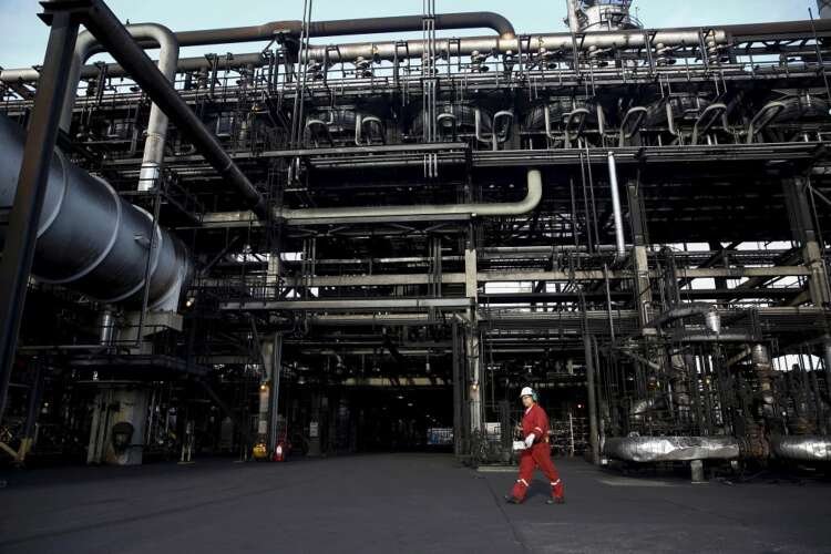 Oilfield worker at PDVSA's Jose Antonio Anzoategui complex amid Venezuela's oil-for-debt changes - Global Banking & Finance Review