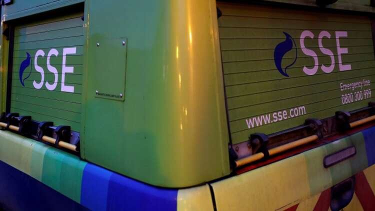 SSE vehicle outside the Pitlochry Dam hydroelectric station, reflecting renewable energy growth - Global Banking & Finance Review