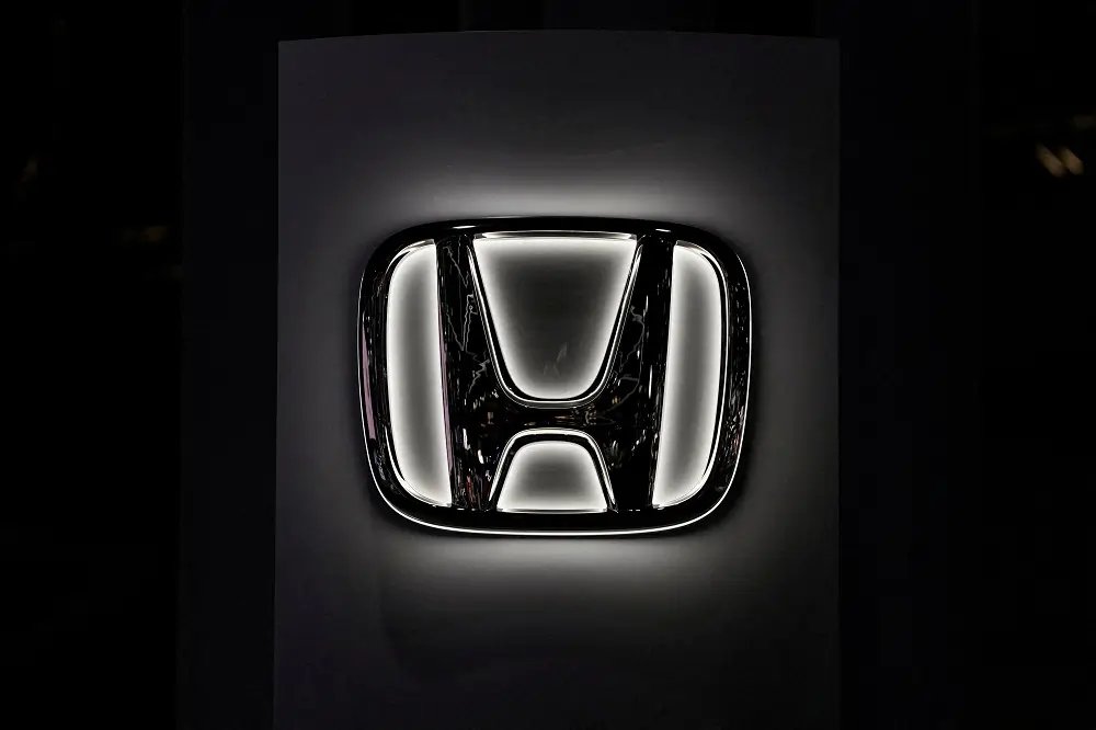 Honda and Nissan logos symbolizing potential merger talks in the auto industry - Global Banking & Finance Review
