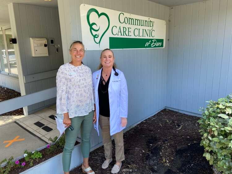 Nurse practitioner Alexis Hodges discusses heat-related health tips outside a clinic - Global Banking & Finance Review