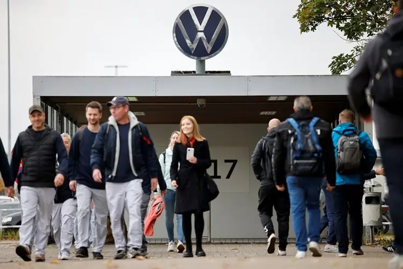 Image for VW proposes 10% pay cut to tackle crisis
