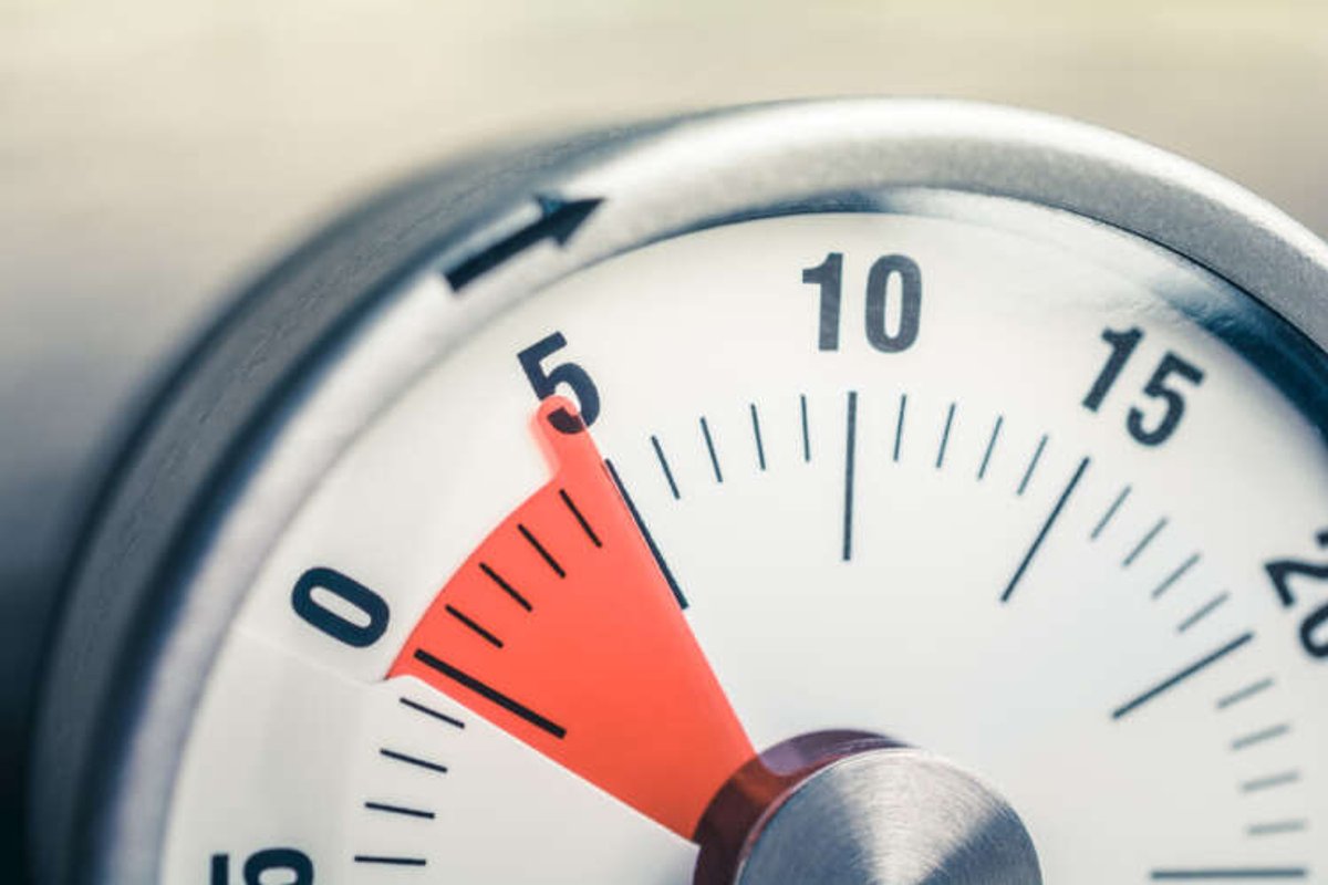 Analog timer showing 5 minutes - Customer service expectations in banking - Global Banking & Finance Review