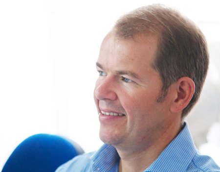 Interim manager discussing business growth strategies with a team - Global Banking & Finance Review