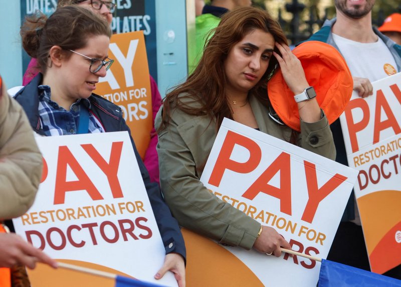 Image for Senior doctors in England accept new pay offer and end strikes