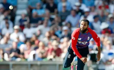 Image for Cricket-Spinners shine as England beat Pakistan to level T20 series 1-1