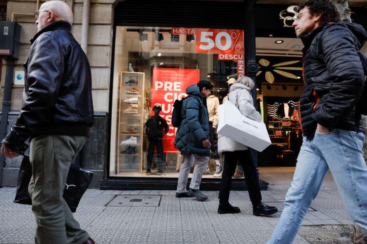 Clothing store in Bilbao showcasing January sales amid Spain's inflation discussion - Global Banking & Finance Review