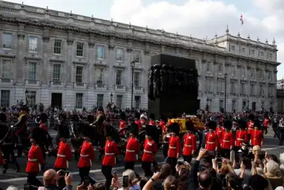 Image for ‘Loving a queue’: Thousands wait in line to pay respects to queen
