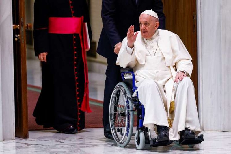 Image for Pope uses wheelchair in public for first time since knee pain flare-up