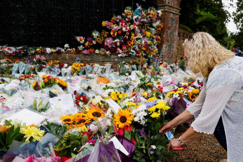 Image for Turkish florists race to meet soaring British demand after Queen’s death