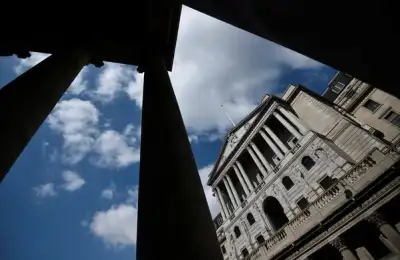 Image for London gold market queues up to borrow central bank gold after big shipments to US, sources say