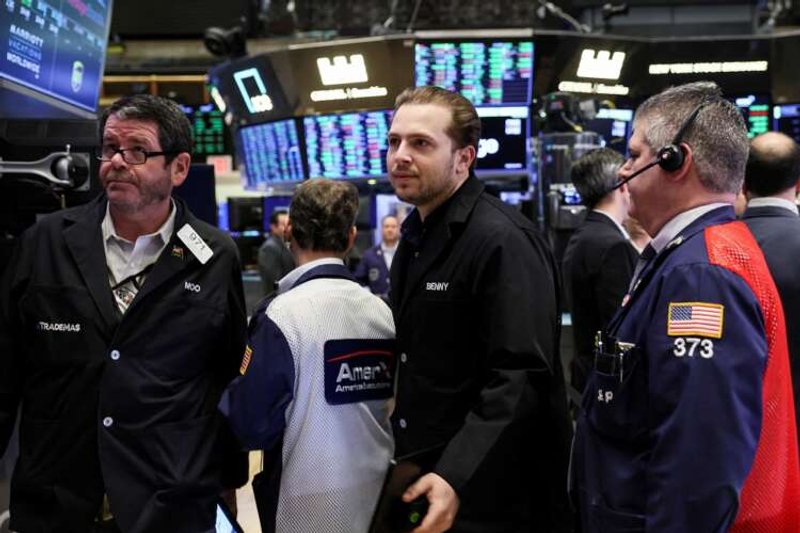 Image for Benchmark Treasury yield hits 3-yr high; dollar index reaches 100