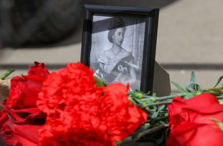 Chancellor Olaf Scholz pays tribute to Queen Elizabeth, symbolizing European unity - Global Banking & Finance Review