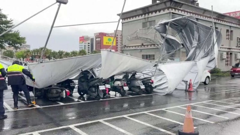 Image for Taiwan to restore power after Typhoon Haikui batters island