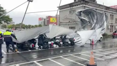 Image for Taiwan to restore power after Typhoon Haikui batters island