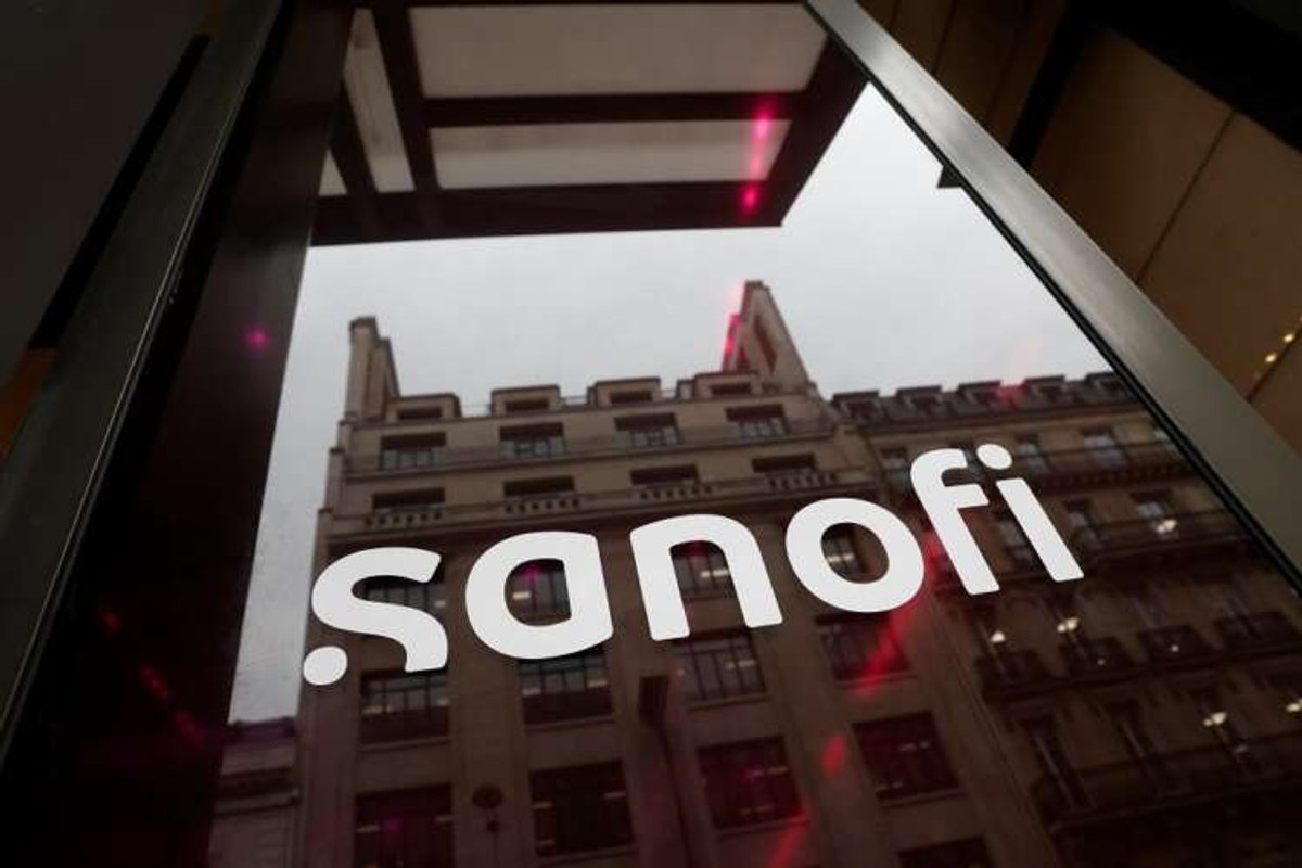 Sanofi's logo and Zantac medication packaging showcasing the drug's link to cancer claims - Global Banking & Finance Review