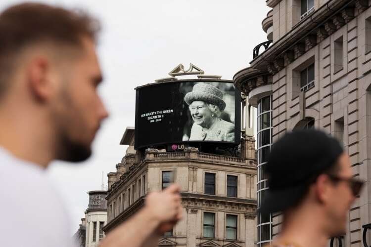 Tributes for Queen Elizabeth as Premier League matches are postponed - Global Banking & Finance Review