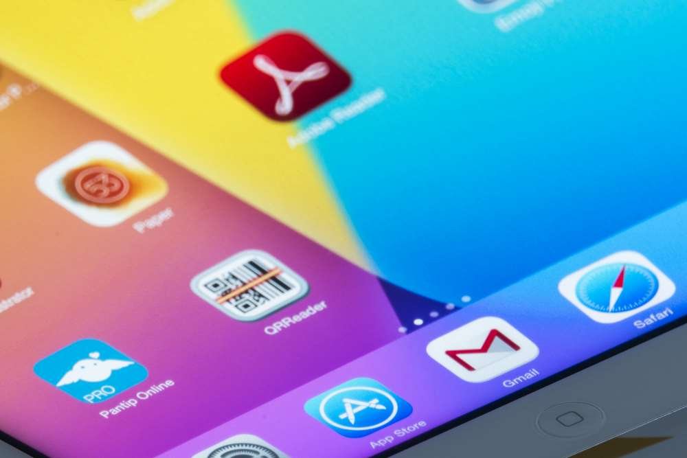 Illustration depicting the Reddit Gold membership icon and rewards - Global Banking & Finance Review