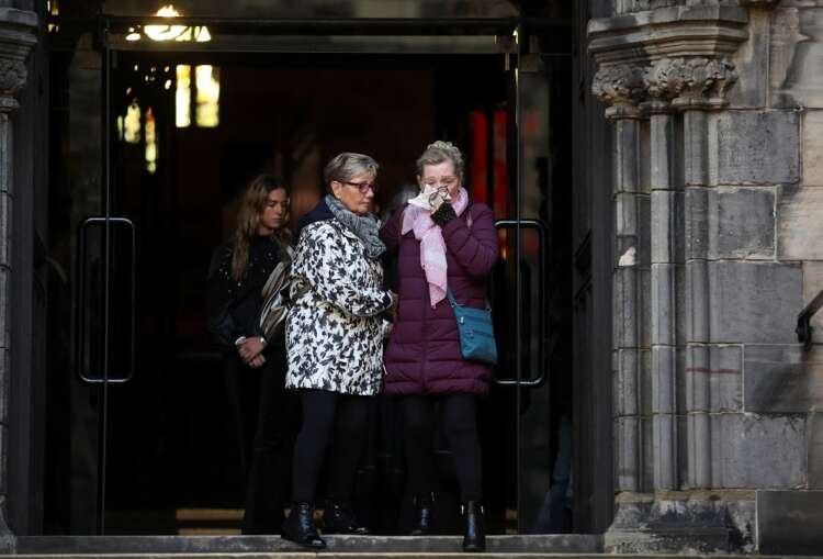 Mourners pay respects at Queen Elizabeth's coffin in St. Giles Cathedral - Global Banking & Finance Review