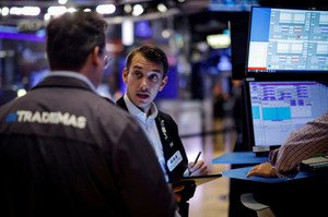 US dollar decline depicted with tariff implications on global finance - Global Banking & Finance Review