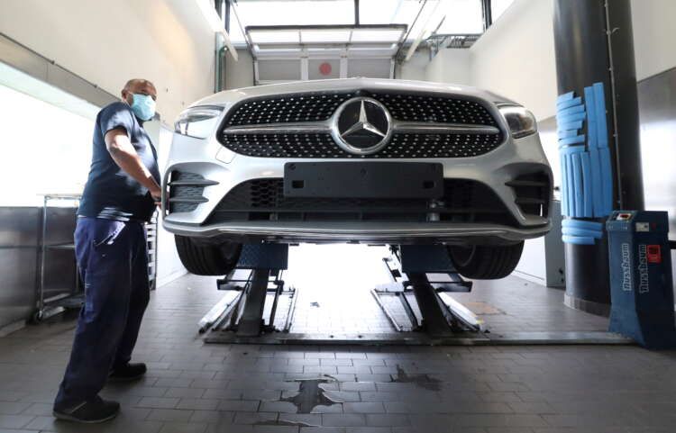 Image for Daimler sees Q3 hit to Mercedes sales from chip shortage