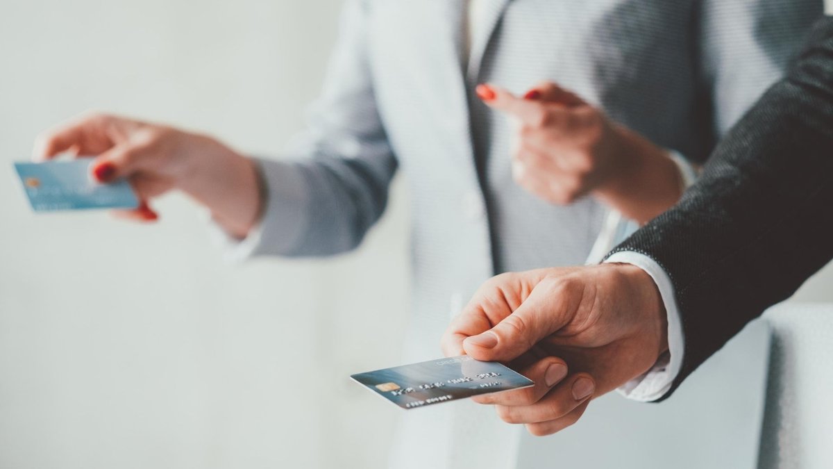 Representation of a cashless society with digital currency transactions - Global Banking & Finance Review