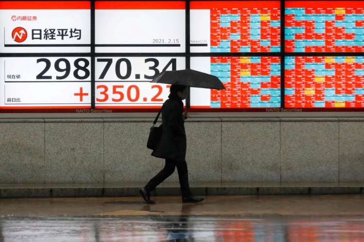 Asia off to slow start ahead of U.S. data deluge