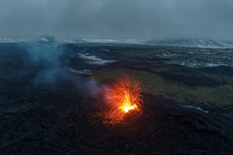 Image for Residents visit evacuated Icelandic town for first time since volcanic eruption