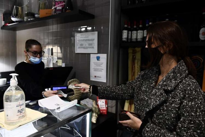 Image for Italy statistics bureau cuts growth forecasts, warns of “strong downside risks”