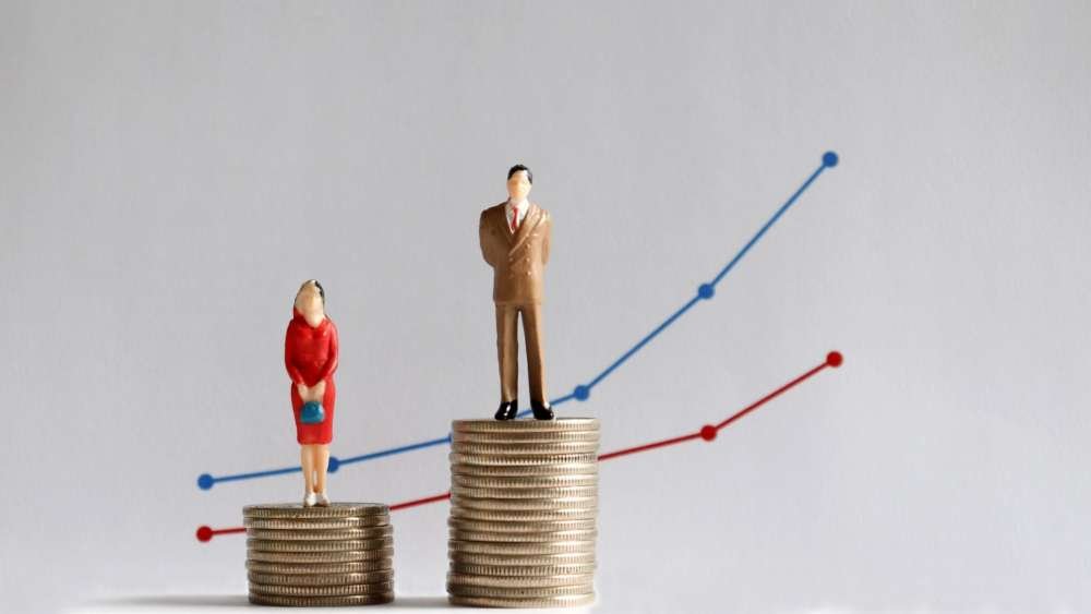 Graphic illustrating gender pay gap in finance, showing women earning £20k less than men - Global Banking & Finance Review