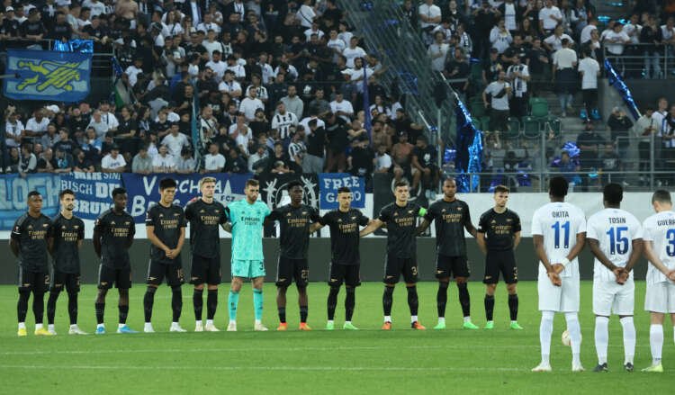 Soccer players observe a moment of silence in tribute to Queen Elizabeth - Global Banking & Finance Review