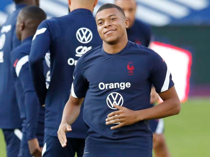 Image for Soccer-Mbappe stays with PSG as Ronaldo completes United switch