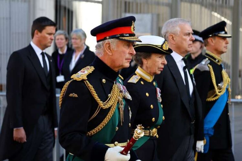 Image for With solemn ceremony, Scots pay tribute to late Queen Elizabeth and welcome new king