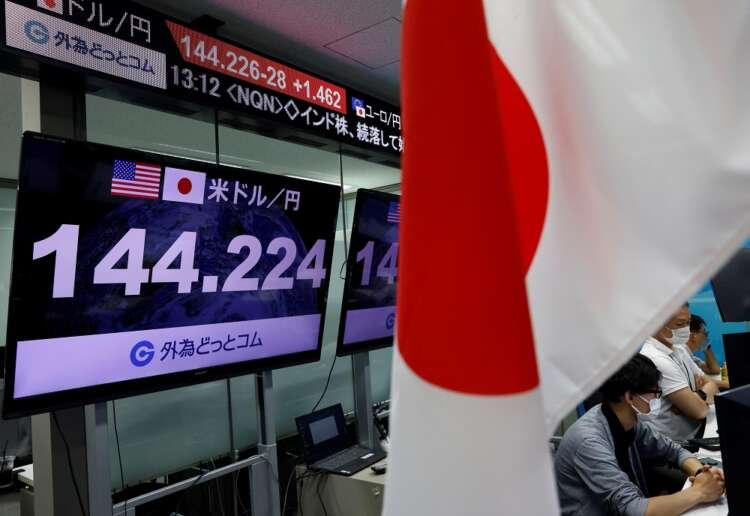Employees monitor forex trading screens as U.S. dollar rises against yen and sterling - Global Banking & Finance Review