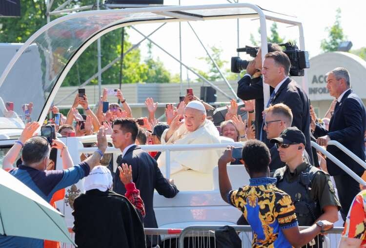Image for Winding up Canada trip, pope visits historic churches