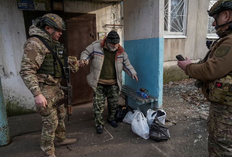 Image for Police in Ukraine's Pokrovsk plead with reluctant residents to leave