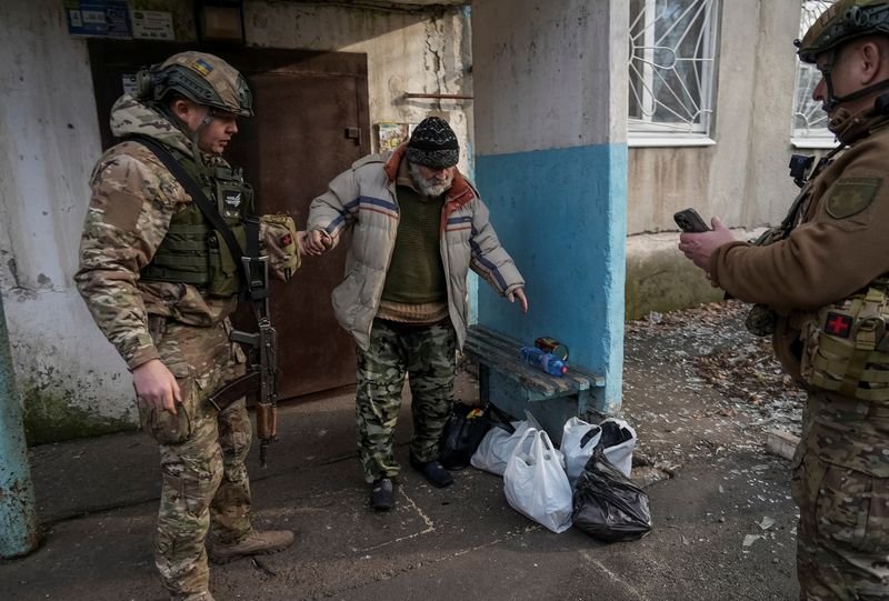 Image for Police in Ukraine's Pokrovsk plead with reluctant residents to leave