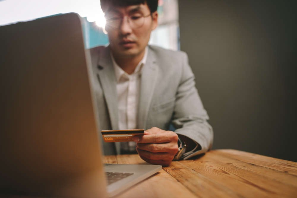 Business professional making a contactless payment during the coronavirus pandemic - Global Banking & Finance Review
