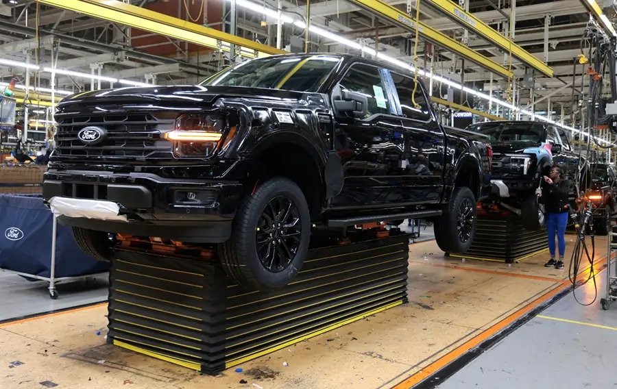 Ford truck reflecting the automaker's efficiency challenges amid investor concerns - Global Banking & Finance Review
