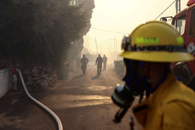 Image for Firefighters evacuate towns outside Jerusalem as wildfire blazes