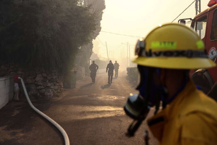 Image for Firefighters evacuate towns outside Jerusalem as wildfire blazes